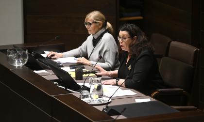 Lagtingsdirektör Susanne Eriksson och talman Veronica Thörnroos.