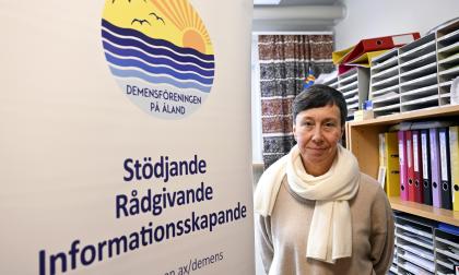 Fia Hagelberg jobbade tidigare som sjukskötare på ÅHS, och är sedan fem år tillbaka Demensföreningens verksamhetsledare. 