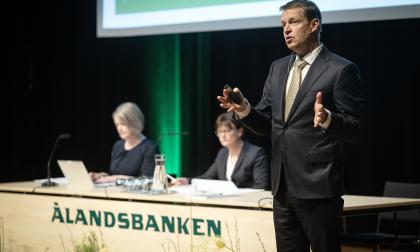 I fredags levererade Ålandsbanken ett nytt rekordresultat. Samtidigt får bankens kunder fortfarande noll procent i ränta på sitt brukskonto. Daniel Eriksson