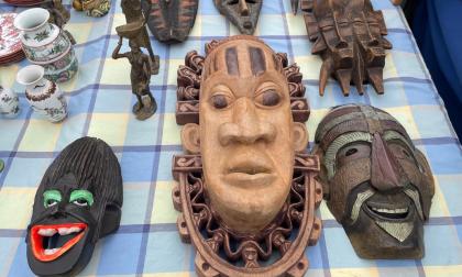 Afrikanska masker av sent datum utbjöds för mellan 15 och 30 euro av en försäljare som varje söndag deltar i San Fernando. Han har specialiserat sig på lite bättre konst och varor av antikhandelskaraktär.