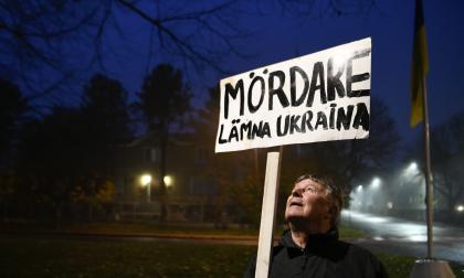 Mosse Walléns skylt med texten ”mördare, lämna Ukraina” har hängt med sedan dag ett. Nu är det två år sedan invasionen av Ukraina skedde och två år av demonstrationer. 