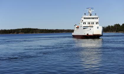 Ejdern trafikerar i dag på Brändö-Kumlinge, men det var det Kotkabaserade rederiet Kymen Saaristoliikenne som vann upphandlingen, något som EW-Finland har besvärat sig över till Marknadsdomstolen.