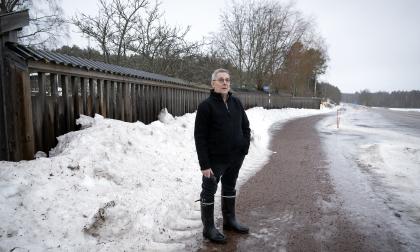 Kan man inte slänga snön på andra sidan vägen där det finns en slänt, frågar sig Knut Englund.