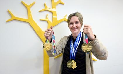 Malin Nyberg med sina VW- och EM-medaljer hon vunnit efter transplantationen.