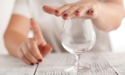 Runt tio procent av den arbetsföra befolkningen har alkoholproblem. För många är en vit månad en ”quick fix” på ett problem som kräver större åtgärder än så. 