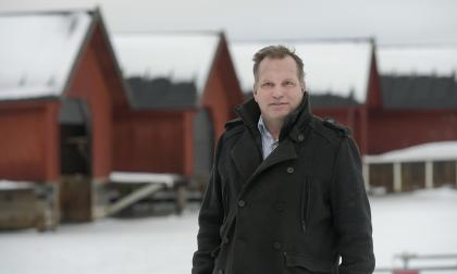 Mikael Lindholm trivs med livet på Simskäla där han har nära till naturen.@Foto:Robert Jansson
