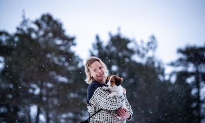 När Helena Lagerström insjuknade i cancer sökte och fick hon bidrag från Ålands cancerförenings familje- och barnfond och kunde köpa kooikervalpen Lilly.