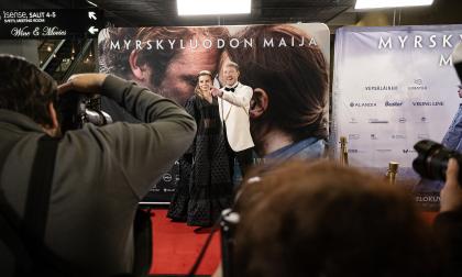 Här är fondväggen, med filmens finskspråkiga titel ”Myrskyluodon Maja”, som rört upp känslor på Åland. På röda mattan framför fonden står huvudrollsinnehavarna Amanda Jansson och Linus Troedsson.