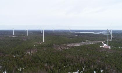 Den nu gällande landskapslagen om stöd för produktion av el från vindkraft antogs 2019 och 2020 godkände landskapsregeringen VindAX anbud om att ansluta till stödsystemet. Två år senare driftsattes de tio vindkraftverken i Långnabba.