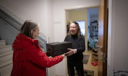 Eva Bauer beställer mat alla vardagar, både till lunch och middag. <\n>Här tar hon emot dagens leverans av Arla Ljungqvist-Petersson. 