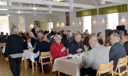 Församlingens födelsedagsfest på Mikaelsgården lockade många.