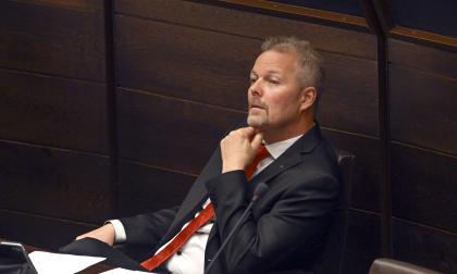 Mika Nordberg (MSÅ) var infrastrukturministern som beställde elhybridfärjan. Han säger att det följde den röda tråden i hela kortruttsprojektet som godkändes redan 2011. 