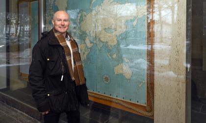 Fredrik Häggblom vid kartan där fartygspositionerna visades när han var liten.