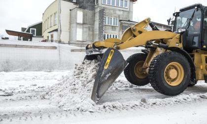 Enligt Henrik Sjöblom tar snöröjningen extremt mycket tid när snön faller som den gjort den senaste tiden. De som jobbar måste förutom att ploga vägarna även köra bort snö, hyvla is och sanda underlaget. Totalt 14 personer på markenheten jobbar med snöröjningen.@Foto:Hülya Tokur-Eres