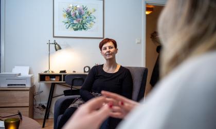 Marina Mattsson pratar mycket med de cancersjuka om hur diagnosen påverkar dem och deras familjer samt hur de kan återhämta sig från sjukdomen.