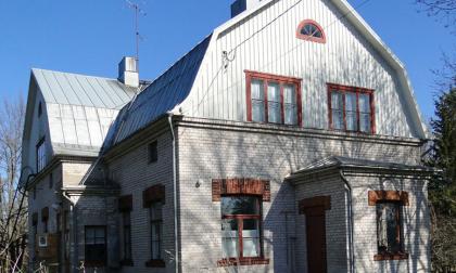 Hellsö-Österbygge skola, hundra år i år. Den var Eufemia med om att rita och där verkade hon som lärare åren 1913–1950.
