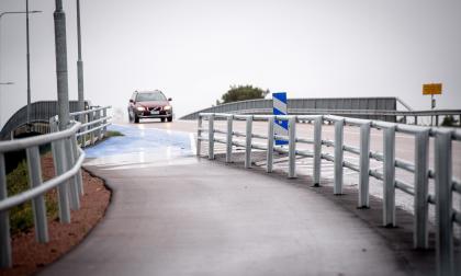 Enligt kritiken är cyklister och fotgängare på Marsundsbron oskyddade. Håkan Lindén föreslår att man hittar en lösning för att skilja vägbanorna åt, till exempel ett vägräcke.
