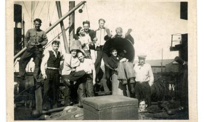 Några i besättningen på detta okända fartyg identifierades med hjälp av en Facebookgrupp: längst till vänster Viktor Andersson. Två från vänster Valter Blomqvist. Längst till höger Sven Bris. (Fotografiet tillhör Karl-Olof Westerlund)