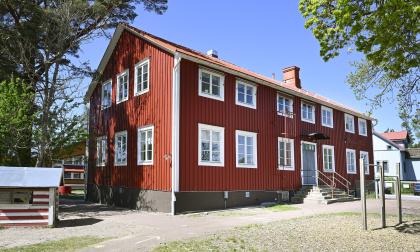Gamla Sviby skola byggdes 1930, enligt ritningar som skulle representera en ”karaktäristisk åländsk byggnadstyp”. I sommar ska den rivas.