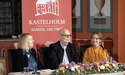 Docenten i ekonomisk historia Bi Puranen, den förre biskopen KG Hammar och studerande Lotta Tuominen utgjorde årets pandel i Kastelholmssamtalen.