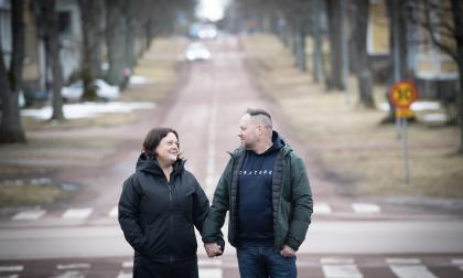 Lena Neymeyr och Elias Carlved träffades via Tinder för ungefär två och ett halvt år sedan. Nu pendlar de varje helg mellan Uppsala och Mariehamn.