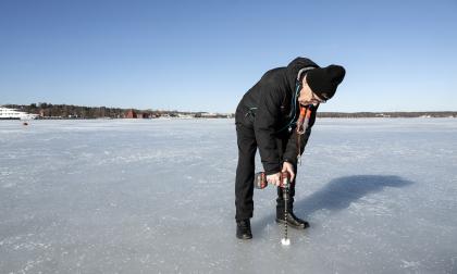 ”Det är många som frågar hur tjock isen är när de ska tippa”, säger Slemmerntippningsamiral Kjell Clemes.