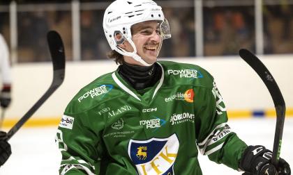 Alexander Grundström säger att IFK Mariehamn har allt att vinna mot Norrtälje IK. ”All press ligger på dem”, menar publikfavoriten. 