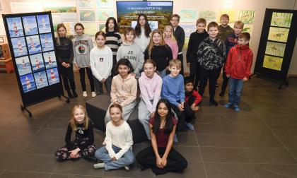 Fjärdeklassarna på Vikingaåsens skola har skapat bilder av fyrar och abborrar. 