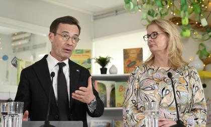 Statsminister Ulf Kristersson (M) och skolminister Lotta Edholm (L) på en pressträff på förskolan Humlan i Stockholmsförorten Botkyrka.