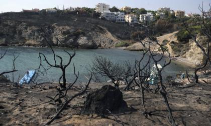 Sex personer har dömts efter branden 2018 i den lilla grekiska orten Mati, där över hundra personer omkom. Anhöriga till offren är inte nöjda med domen. Arkivbild.