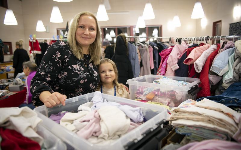 Jenny och Lilja Linnanlehto säljer barnkläder.