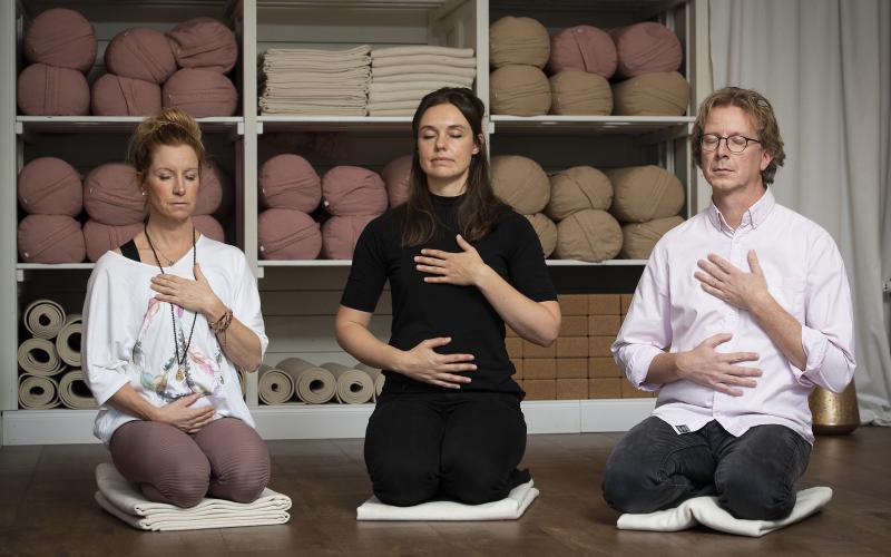 Yogaläraren Kim Jansson, läkaren Karolina Viltblom och KBT-psykoterapeuten Thomas Ericksson berättar om vikten av att andas mer medvetet för en bättre hälsa.