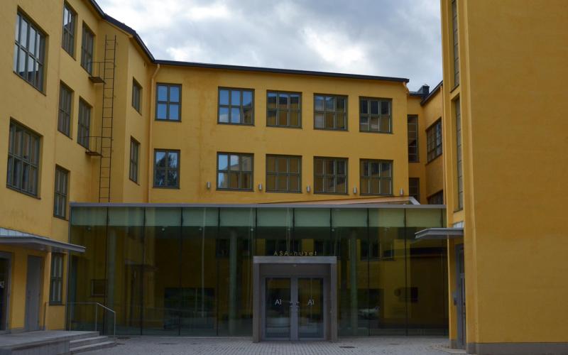 Nästan 120 ålänningar studerar vid Åbo Akademi.  Av dem studerar flera i ASA-huset i Åbo.