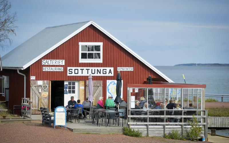 Restaurangen Salteriet på Sottunga har i dag solpaneler på taket, en orsak till de förminskade utsläppen i kommunen. (Bilden är tagen vid ett tidigare tillfälle.)