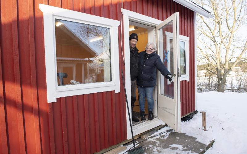 Stig och Siv Törnroos bygger om ett gammalt visthus till kök för att det ska kunna bakas mera bröd på gården. 