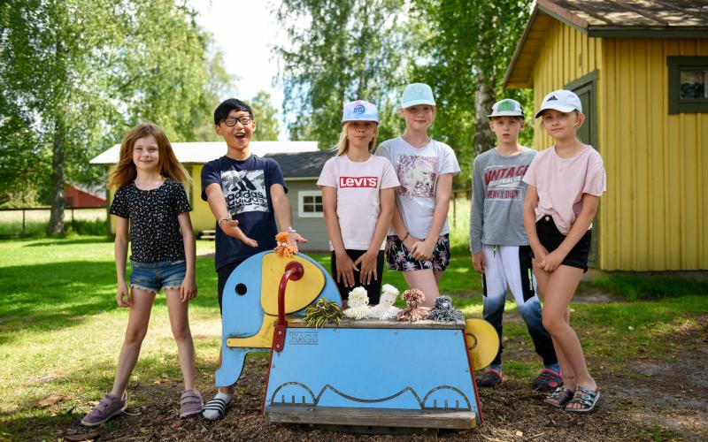 Barnen visar stolt upp sina bläckfiskar som dTilde Mattsson, Ville Manselin, Stella Karlsson, Lycke-Li Lyyski, Leo Janlöv och Elli Mattsson.