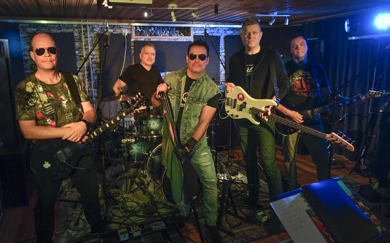 Fury består av, från vänster, gitarristen Andreas Strömberg, trummisen Bror-Erik Pihlaja, sångaren Kim Dahlström, basisten Håkan Strömmer och en till gitarrist i form av Niklas Karlsson.
