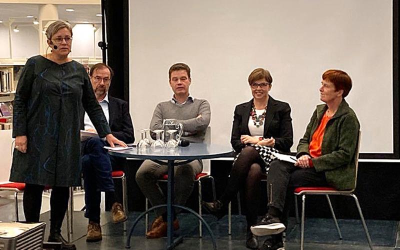 Nina Fellman, Ulf Weman, Edvard Johansson, Siv Sandberg och Mia Hanström deltog i paneldiskussionen efter mötet.