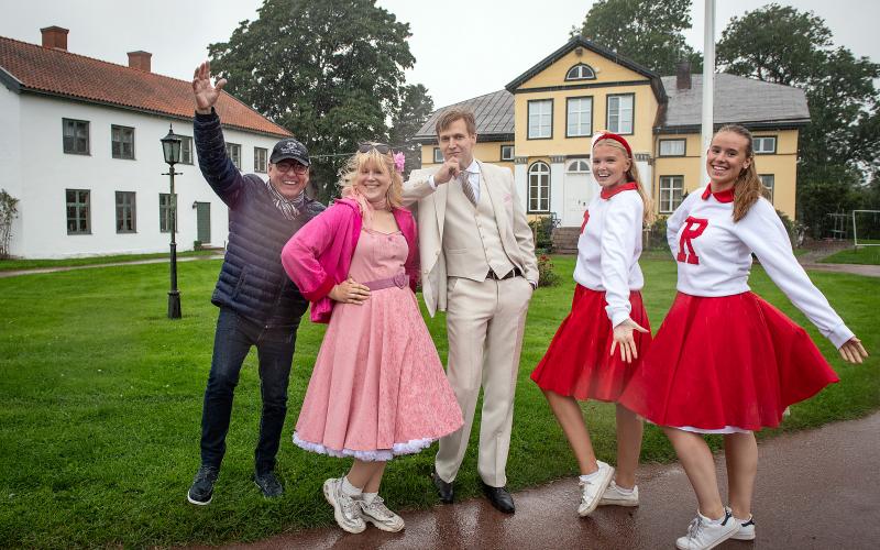 Robert Liewendahl, Erica Sndén, Henrik Herlin, Tilde Polviander och Fanny Eriksson visar upp delar ur musikalen Grease på Bolstaholms gård.