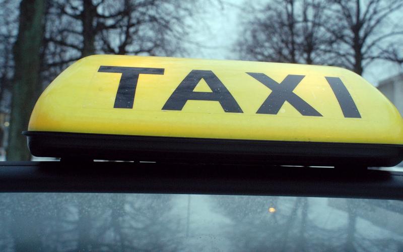 Kostar. Nu måste taxiföretagen betala avgift för att underhålla passagerarna med musik.