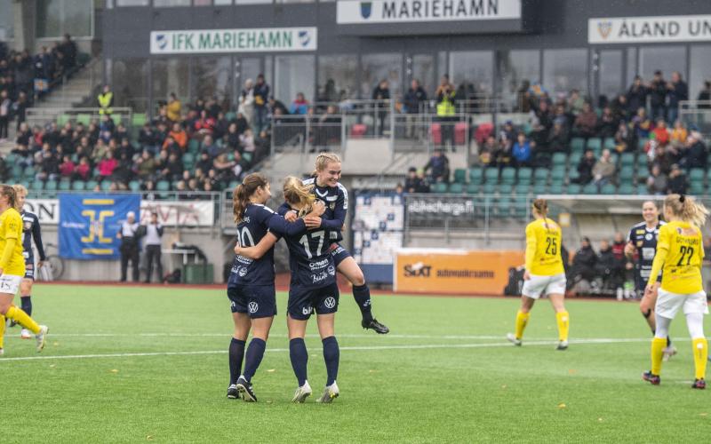 Åland United- KuPS, Dana Leskinen, Riikka Lilja, säsongsavslutningen *** Local Caption *** @Bildtext:I och med segern räcker det nu med en poäng i säsongsavslutningen borta mot PK-35 Vanda för att Åland United ska ta FM-bronset. På bilden ser vi Dana Leskinen hoppa upp i famnen på målskytten Riikka Lilja.@Normal:<@Foto>Foto: Hülya Tokur-Ehres