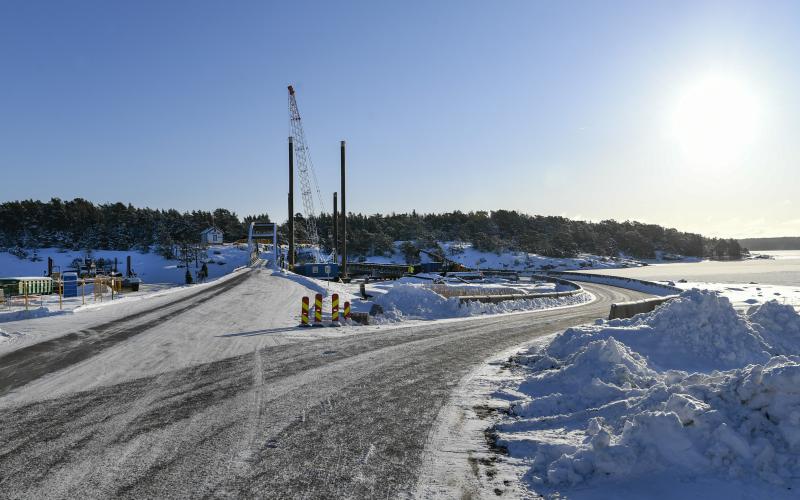 110221 , 11022021 , 20210211 , Bygget av den nya Bomarsundsbron som utförs av Eriksson Bygg Ab, Prästöbron , brobygge , Prästö , Bomarsund , idag öppnade nya tillfälliga bron medan den gamla rivs och det byggs ny bro , bygge , byggplats , omdragning av vägen till den nya tillfälliga bron 