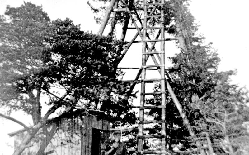 Luftbevakningstornet på Föglö Stentorpa kasberg hörde till de enkla konstruktioner som måste demoleras.