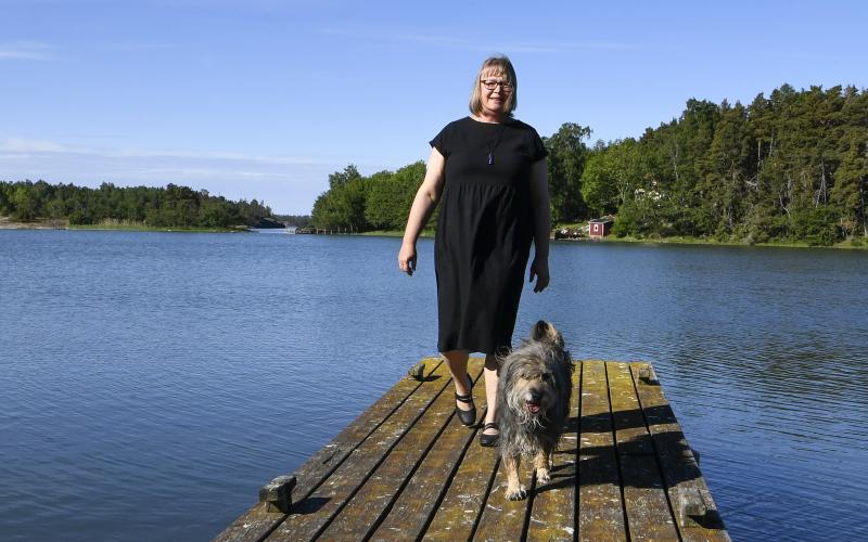 Eva Ekström-Andersen fyller 50 år, på bild syns även hunden Tindra som är från Evas egen uppfödning av Katalansk vallhund. Foto: Robert Jansson