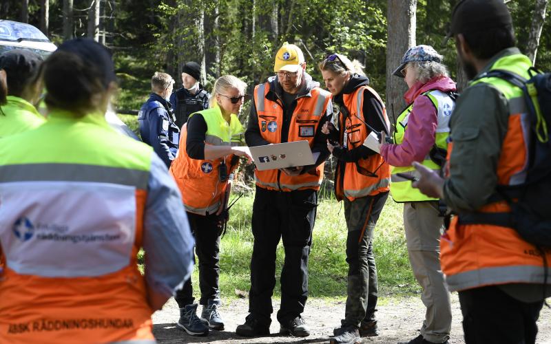 220521 , 22052021 , 20210522 , FRT , frivilliga räddningstjänsten höll storövning i Sund , räddningsövning , övning , räddning av försvunna personer inblandadenförutom FRT var polis , sjäräddning , flygspaning med privatplan , hundpatruller , Radioamatörerna på Åland , Röda Korset beredskapschef Olof Collin  *** Local Caption *** @Bildtext:När Kim Pihl bestämmer sig för att sätta in hundpatrullerna visar han på kartan var man bör inleda sökandet. Linda Larsson och Linda Fjäder får instruktioner.