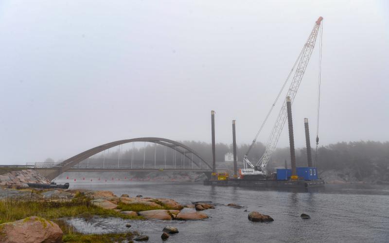101120 , 10112020 , 20201110 , Bomarsund , Eriksson Bygg Ab , påbörjade arbetet med nya Bomarsundsbron , först görs pålningsarbete för den tillfälliga bron som placeras söder om gamla bron , pråm , kran , lyftkran