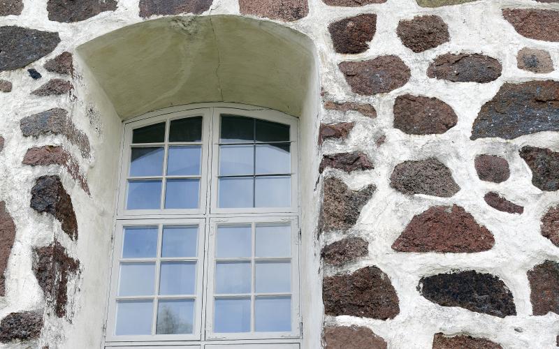 Saltviks kyrka, fönstermålning, Joakim Wickström *** Local Caption *** @Bildtext:När tidens synsätt på 1800-talet ändrades till att kyrkosalen behövde ljus och stora fönster, förstorade man helt enkelt de tidigare små gluggarna och satte in glas. 