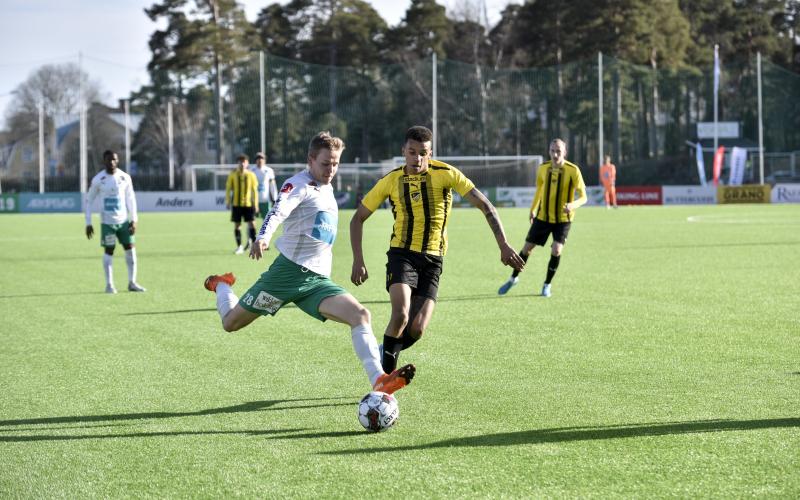 IFK MAriehamn, FC Honka, WHA *** Local Caption *** @Bildtext:Jiri Nissinen försöker att hitta in med en boll.@Normal:<@Foto>Foto: Hülya Tokur-Ehres