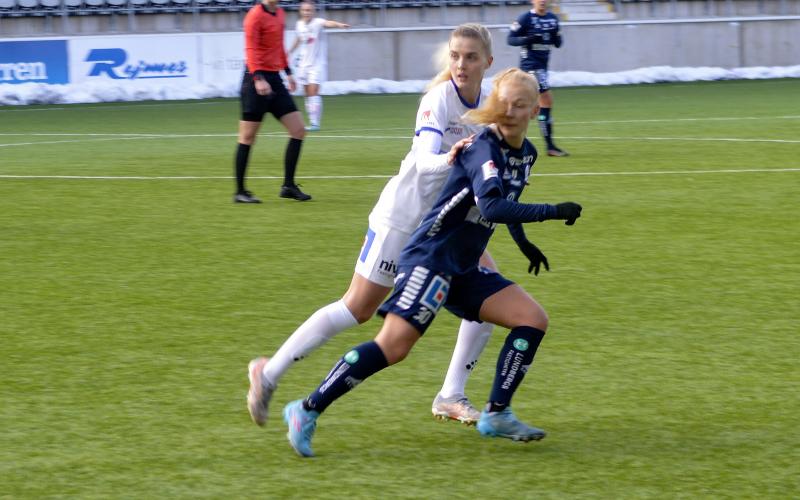 050322 , 05032022 , 20220305 , Fotboll , Olivia Mattsson (8) som nu spelar i Elitettanlaget Växjö DFF *** Local Caption *** @Bildtext:Så här långt in på försäsongen har Olivia Mattsson en given plats i Växjölagets startelva. I lördags spelade hon från start och hela matchen.@Normal:<@Foto>Foto: Victor Sundqvist