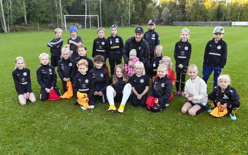 Fredrik Björklund tillsammans med några av spelarna i IF Frams fotbollslag för pojkar och flickor födda 2014 och 2015.
